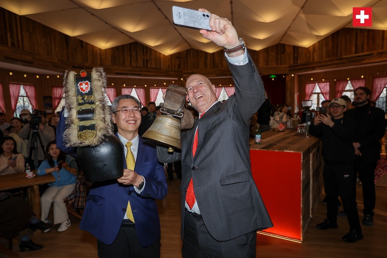 瑞士駐華大使白瑞誼與北京市西城區(qū)委副書記、代區(qū)長(zhǎng)郅海杰搖響瑞士牛鈴，共同為小木屋揭幕。瑞士駐華大使館供圖