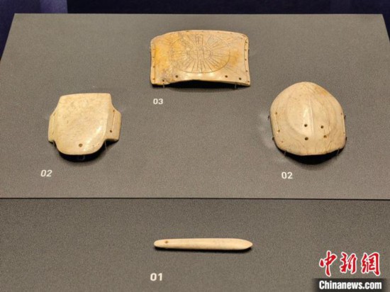 12月14日，“文明先鋒—凌家灘文化玉器展”在故宮博物院文華殿開幕。圖為展覽現(xiàn)場的玉龜、玉版和玉簽。 中新社記者 應(yīng)妮 攝