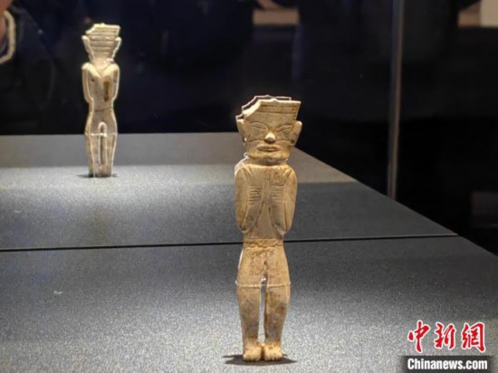 12月14日，“文明先鋒—凌家灘文化玉器展”在故宮博物院文華殿開幕。圖為展覽現(xiàn)場的立姿玉人。 中新社記者 應(yīng)妮 攝