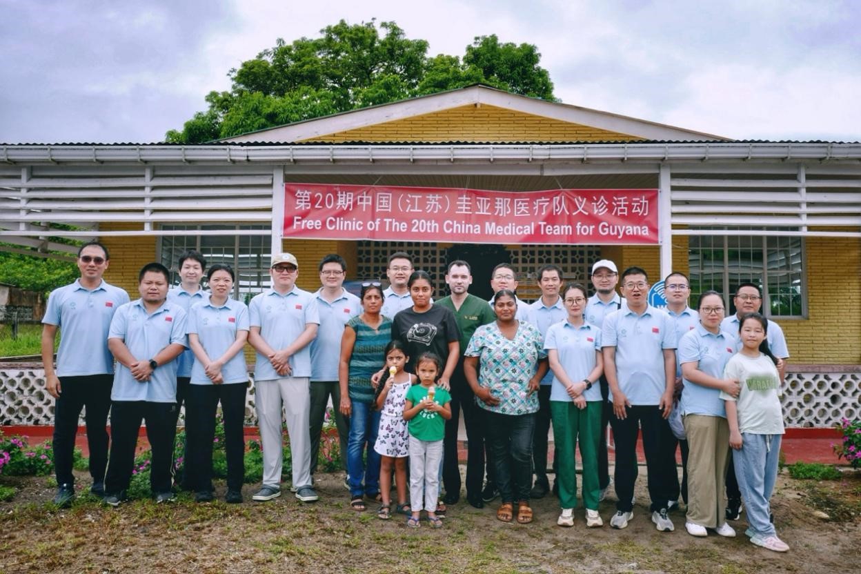第20期中國（江蘇）援圭亞那醫(yī)療隊在圭偏遠的林登高速社區(qū)開展義診后，與部分當(dāng)?shù)鼐用窈嫌啊?中國援圭醫(yī)療隊供圖