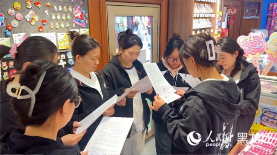 工會組織企業(yè)職工開展技能培訓(xùn)活動。人民網(wǎng)記者 張哲鑫攝