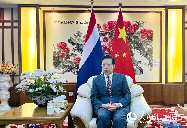 2024年12月10日，中國駐泰國大使韓志強在泰國曼谷接受中國—東盟中心（ACC）組織的“多彩東盟：2024年中國媒體東盟行”媒體團采訪。人民網(wǎng)記者 羨江楠攝