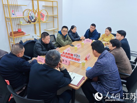 “紅興會客廳”，一場助企紓困協(xié)調會正在進行。人民網 徐晨曦攝