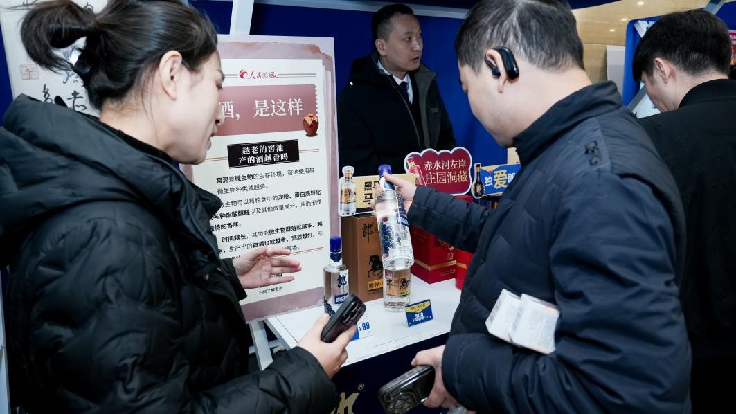 白酒展位負(fù)責(zé)人在為嘉賓介紹。張新攝