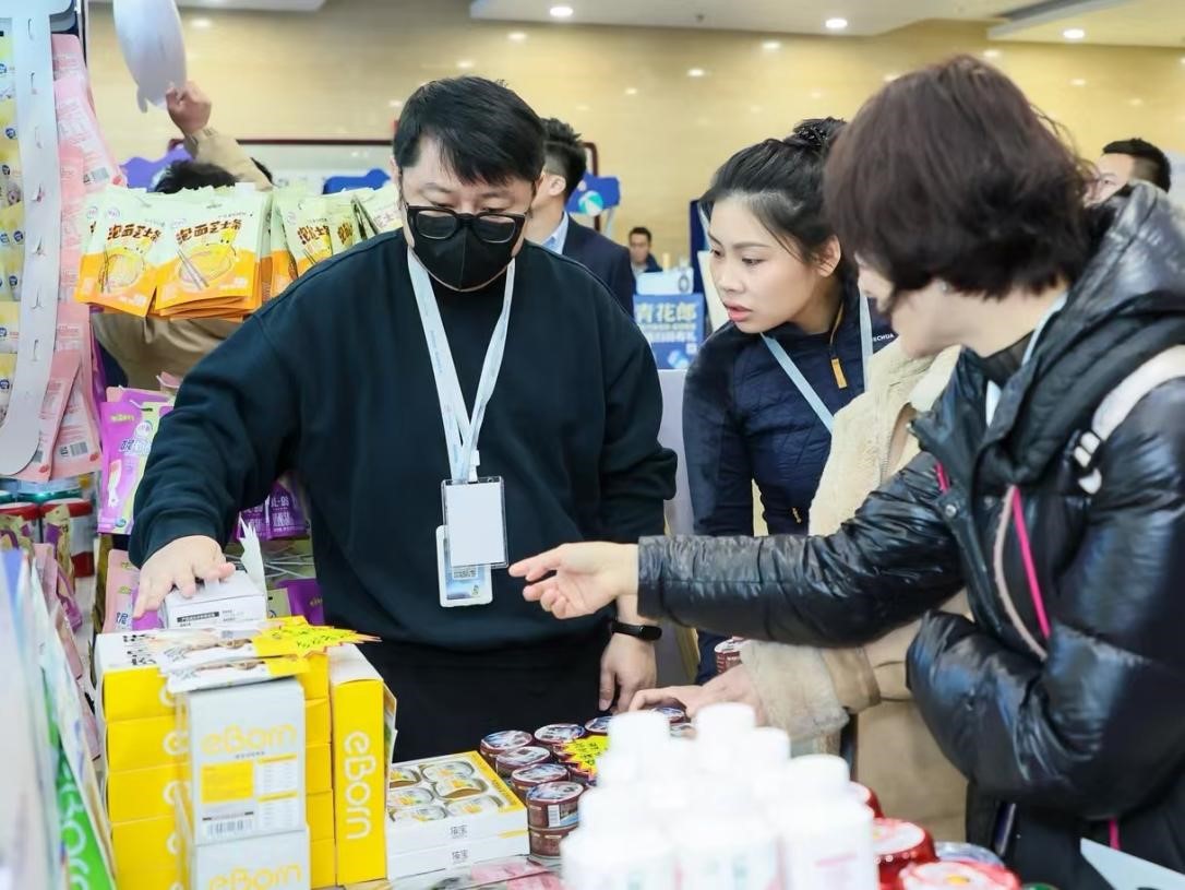 嘉賓了解展區(qū)里的寵物“零食”。劉磊攝