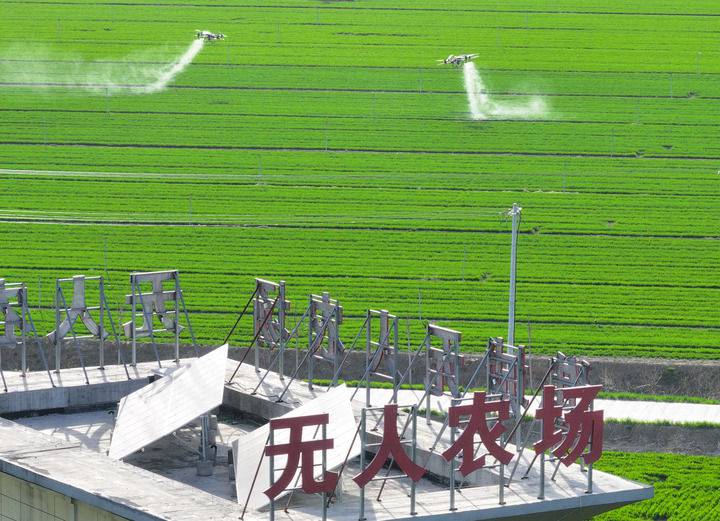 2024年3月19日，在安徽省亳州市譙城區(qū)趙橋鄉(xiāng)雙樓村的無人農(nóng)場，農(nóng)業(yè)無人機按照事先設(shè)定好的線路進行作業(yè)（無人機照片）。新華社記者 杜宇 攝