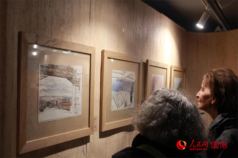 法國觀眾在欣賞展品。人民網(wǎng)記者 尚凱元攝