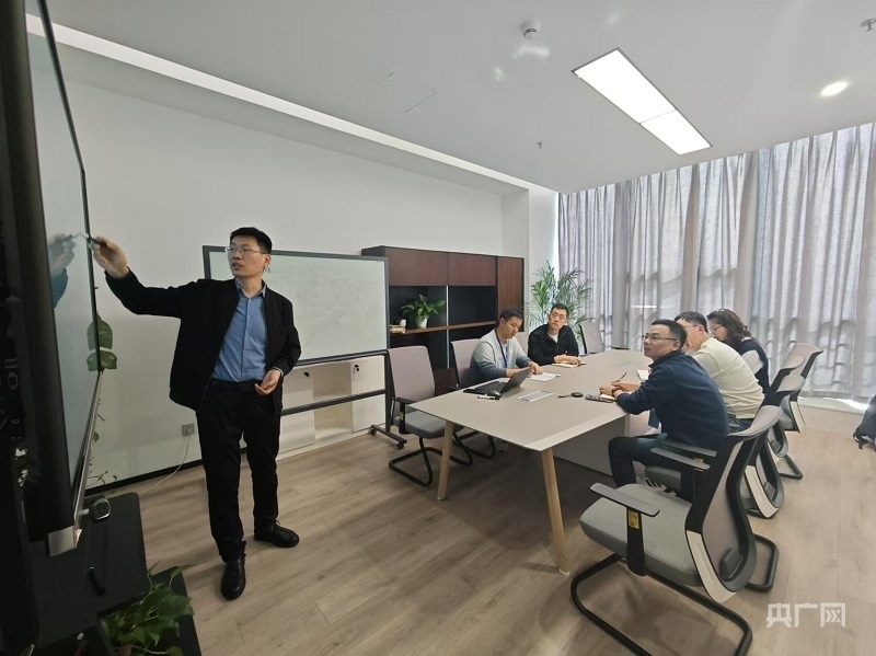 陳平平和團隊成員在研討室討論(央廣網(wǎng)記者 王錫斐 攝)