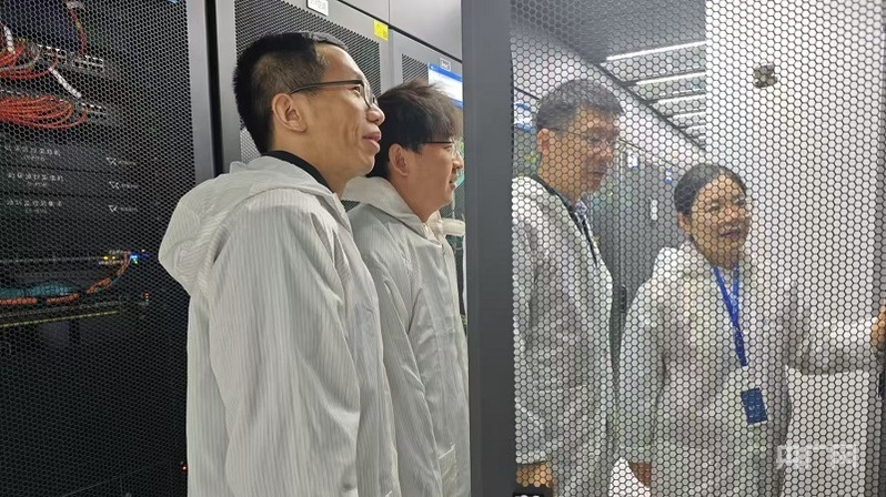 陳平平和團隊在實驗室設(shè)備機房開展創(chuàng)新網(wǎng)絡(luò)測試驗證(央廣網(wǎng)記者 王錫斐 攝)