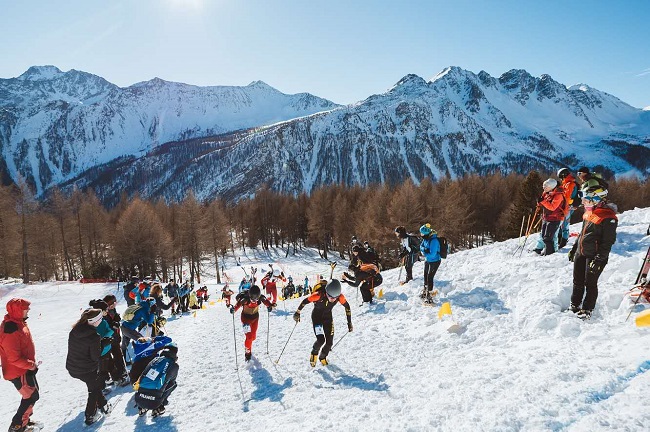 中國隊布魯爾（4號）在比賽中保持領(lǐng)先。中國滑雪登山隊供圖
