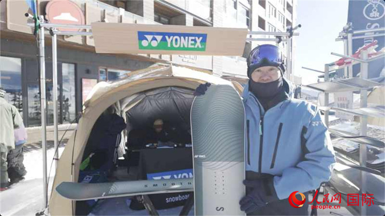 大塚幸博向記者展示滑雪板。人民網(wǎng)記者 袁蒙攝