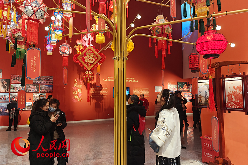 12月21日，觀眾正在參觀“過年——春節(jié)主題展”。人民網(wǎng)記者 韋衍行攝