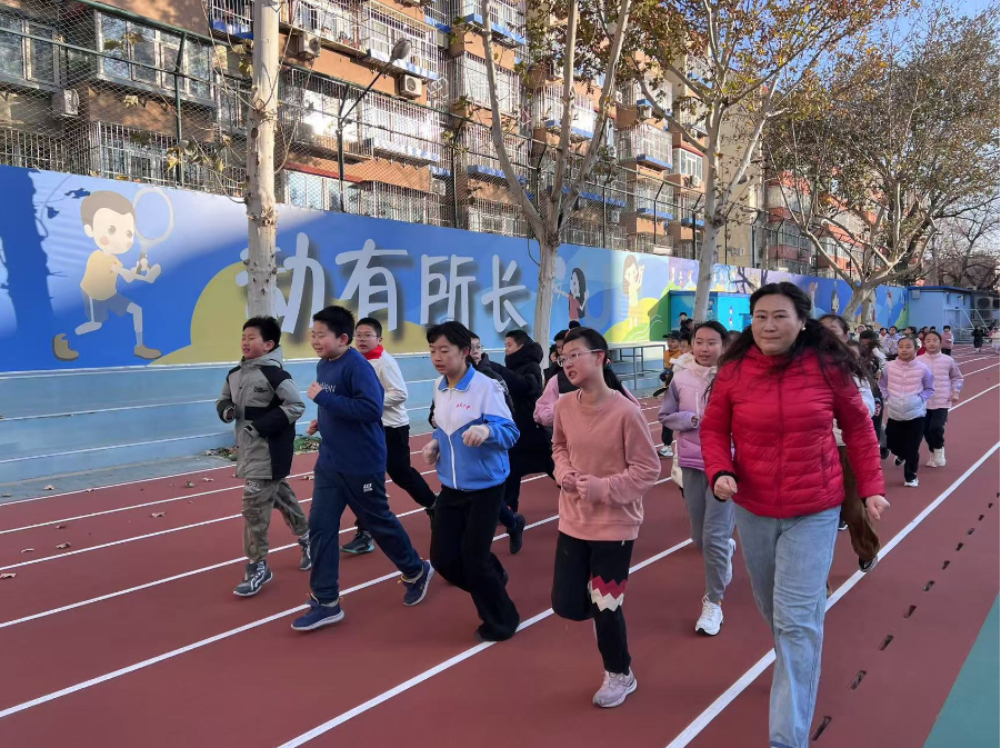 學(xué)生們?cè)诎嘀魅闻阃屡懿?。人民網(wǎng) 白炅攝