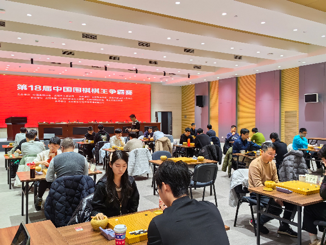 棋手在比賽中。人民網(wǎng)記者 李乃妍攝