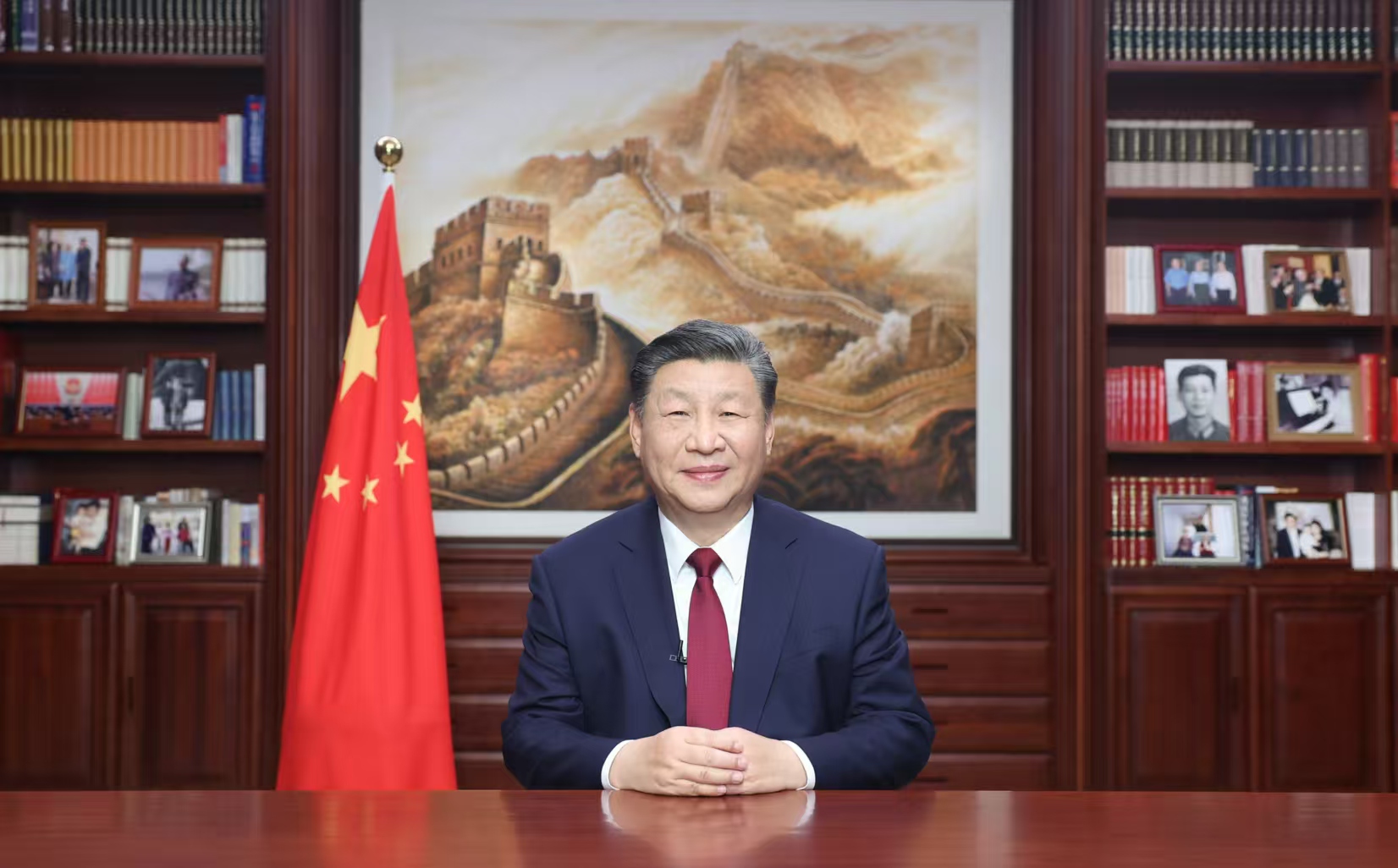 2023年12月31日，新年前夕，國(guó)家主席習(xí)近平通過(guò)中央廣播電視總臺(tái)和互聯(lián)網(wǎng)，發(fā)表二〇二四年新年賀詞。圖片來(lái)源：新華社