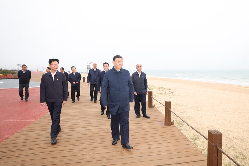 2024年5月22日，習近平總書記在山東日照陽光海岸綠道考察。