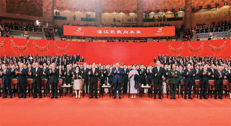 2024年12月19日晚，慶祝澳門回歸祖國(guó)25周年文藝晚會(huì)在澳門東亞運(yùn)動(dòng)會(huì)體育館舉行。中共中央總書記、國(guó)家主席、中央軍委主席習(xí)近平觀看演出。晚會(huì)最后，習(xí)近平同全場(chǎng)觀眾一起高唱《歌唱祖國(guó)》。 新華社記者 丁林/攝