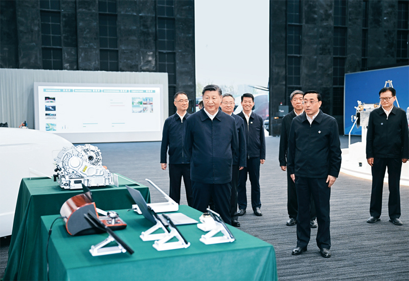 2024年10月17日至18日，中共中央總書記、國(guó)家主席、中央軍委主席習(xí)近平在安徽考察。這是17日下午，習(xí)近平在合肥濱湖科學(xué)城察看安徽省重大科技創(chuàng)新成果集中展示。 新華社記者 謝環(huán)馳/攝