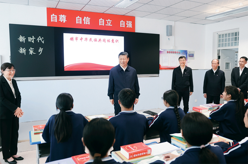 2024年6月18日至19日，中共中央總書記、國(guó)家主席、中央軍委主席習(xí)近平在青?？疾?。這是18日下午，習(xí)近平在果洛西寧民族中學(xué)高一（1）班觀摩“新時(shí)代、新家鄉(xiāng)”主題思政課。 新華社記者 鞠鵬/攝