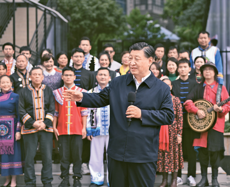 2023年12月14日至15日，中共中央總書記、國(guó)家主席、中央軍委主席習(xí)近平在廣西考察。這是14日上午，習(xí)近平在南寧市良慶區(qū)蟠龍社區(qū)考察時(shí)，同社區(qū)各族群眾親切交流。 新華社記者 燕雁/攝