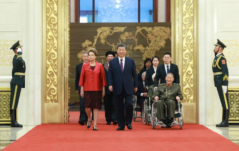 △2024年9月29日，中華人民共和國(guó)國(guó)家勛章和國(guó)家榮譽(yù)稱號(hào)頒授儀式在北京人民大會(huì)堂金色大廳隆重舉行。習(xí)近平總書記同國(guó)家勛章和國(guó)家榮譽(yù)稱號(hào)獲得者一同步入會(huì)場(chǎng)。