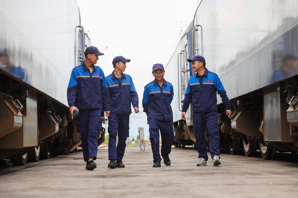 2024年9月9日，來(lái)自中國(guó)、老撾的師徒4人在中老鐵路萬(wàn)象運(yùn)營(yíng)管理中心的機(jī)車檢修庫(kù)內(nèi)。新華社發(fā)（楊永全攝）