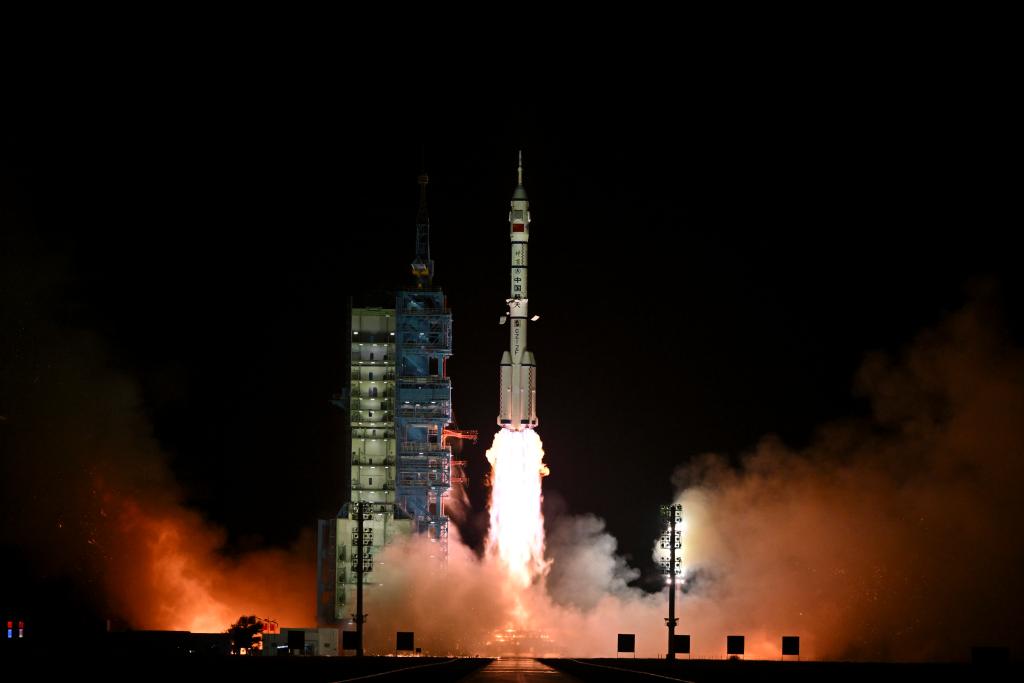 2024年10月30日，搭載神舟十九號(hào)載人飛船的長(zhǎng)征二號(hào)F遙十九運(yùn)載火箭在酒泉衛(wèi)星發(fā)射中心點(diǎn)火發(fā)射。新華社記者李鑫攝