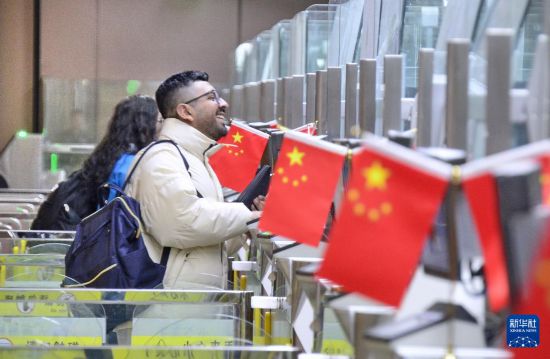 1月2日，國外旅客通過大興機場邊檢站入境。新華社記者 李欣 攝