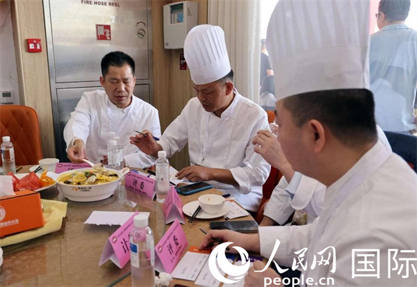 評委正在品嘗菜品并打分。人民網(wǎng)記者 管克江攝