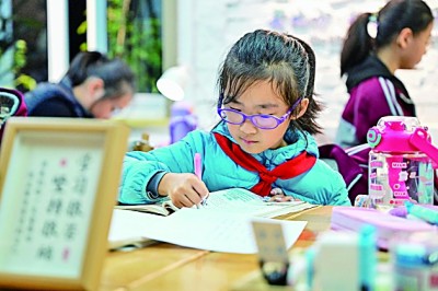 在河南洛陽市澗西區(qū)長安路街道長安路二社區(qū)共享自習(xí)室內(nèi)，孩子們在學(xué)習(xí)。李衛(wèi)超攝/光明圖片