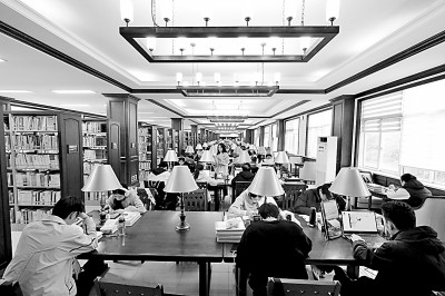 重慶大學(xué)圖書館，大學(xué)生們正在讀書學(xué)習(xí)。孫凱芳攝/光明圖片
