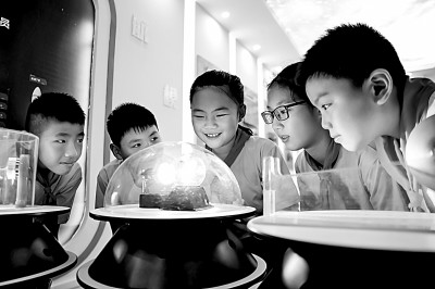 江西省南昌市青云客航天科創(chuàng)空間青少年科普館，孩子們在觀察光壓傳動試驗。鮑贛生攝/光明圖片