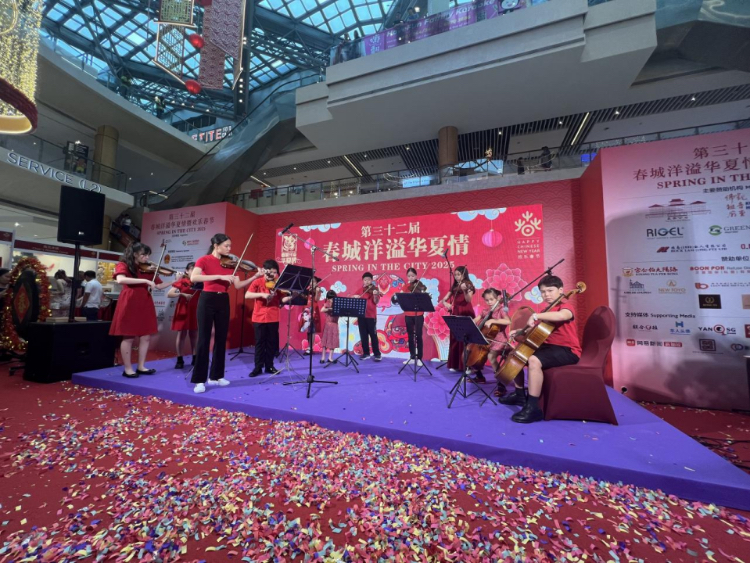 來自中國和新加坡的藝術(shù)團(tuán)體聯(lián)袂表演了歌舞、器樂、武術(shù)、雜技等多種形式的文藝節(jié)目?；顒?dòng)主辦方供圖