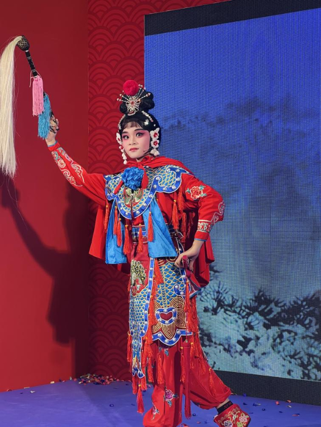 來自中國和新加坡的藝術(shù)團(tuán)體聯(lián)袂表演了歌舞、器樂、武術(shù)、雜技等多種形式的文藝節(jié)目?；顒?dòng)主辦方供圖