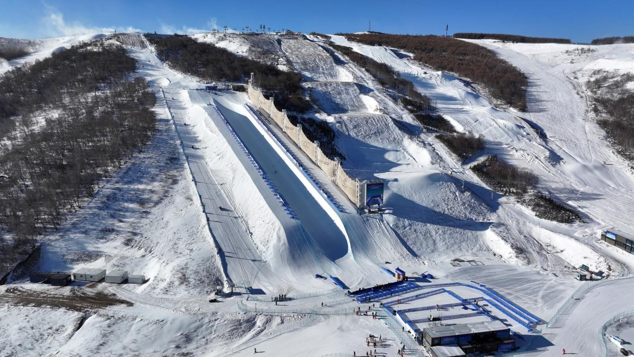 2024-2025賽季國際雪聯(lián)自由式滑雪和單板滑雪U型場地技巧世界杯比賽場地。人民網(wǎng)記者 李兆民攝