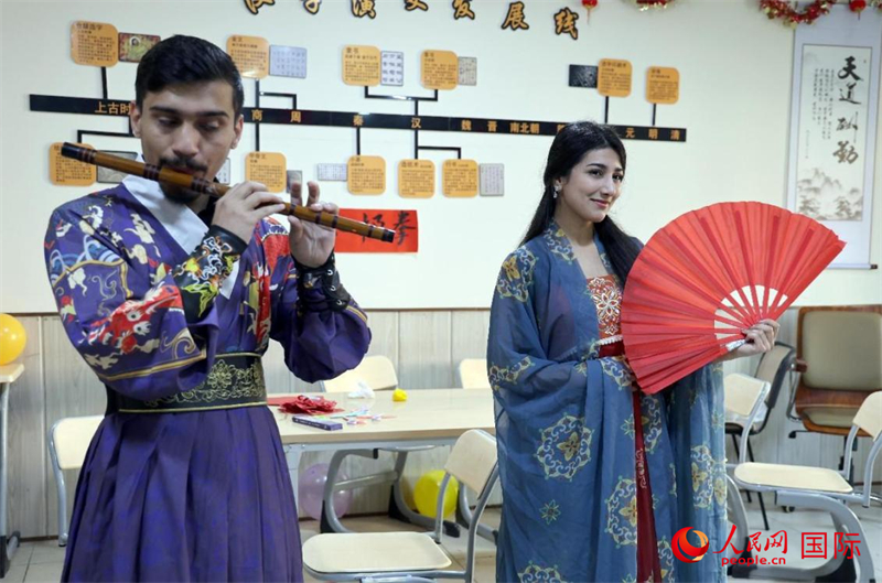 薩拉赫丁大學(xué)中文系學(xué)生們展示才藝。人民網(wǎng)伊納斯·易卜拉欣攝