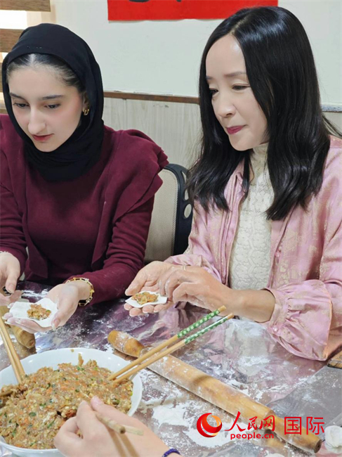 學(xué)包餃子。人民網(wǎng)伊納斯·易卜拉欣攝