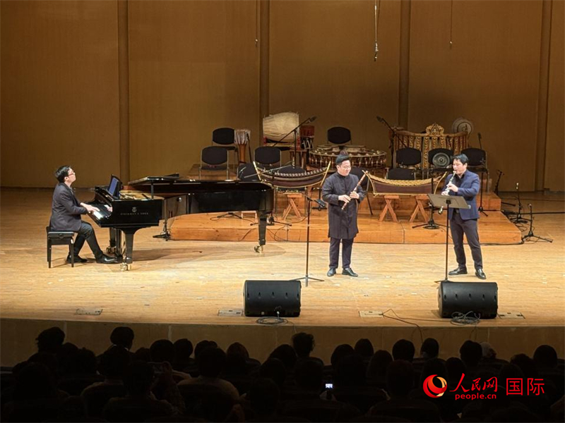 來自泰國(guó)東方大學(xué)的音樂家在演奏《敦煌印象》。人民網(wǎng)記者 張矜若攝