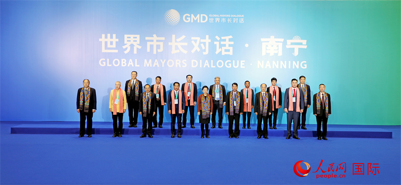 在南寧國(guó)際會(huì)展中心金桂花廳外，參加活動(dòng)的中國(guó)和東盟國(guó)家市長(zhǎng)合影留念。人民網(wǎng)記者 趙益普攝