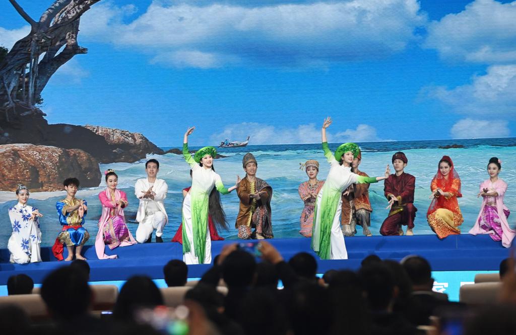 這是1月16日，在南寧國(guó)際會(huì)展中心，演員在“世界市長(zhǎng)對(duì)話·南寧”活動(dòng)間隙表演節(jié)目。新華社記者 陸波岸 攝