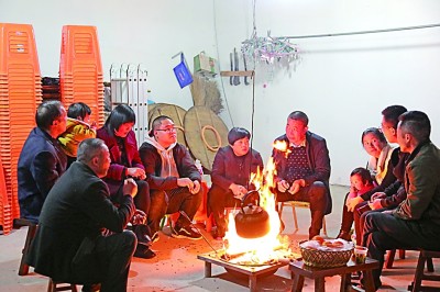 為討論蜜梨產(chǎn)業(yè)發(fā)展事宜，鸕鳥鎮(zhèn)開展“圍爐夜話”。資料圖片