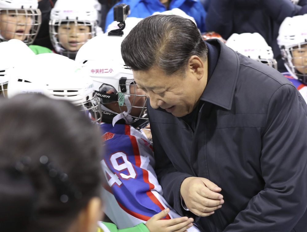 2017年2月24日，習(xí)近平在五棵松體育中心同冰球小隊(duì)員“撞肩”互動