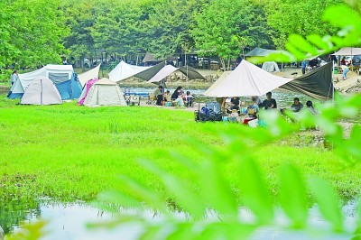 徑山鎮(zhèn)一家露營基地迎來眾多游客。新華社發(fā)