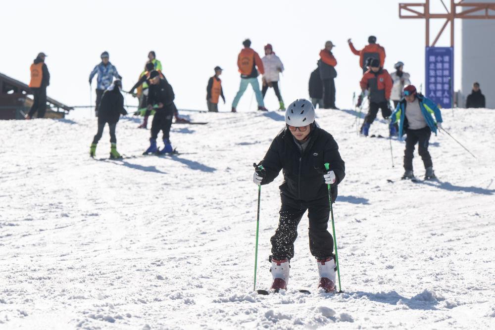 2025年1月5日，游客在湖北宜昌市夷陵區(qū)一滑雪場體驗(yàn)滑雪