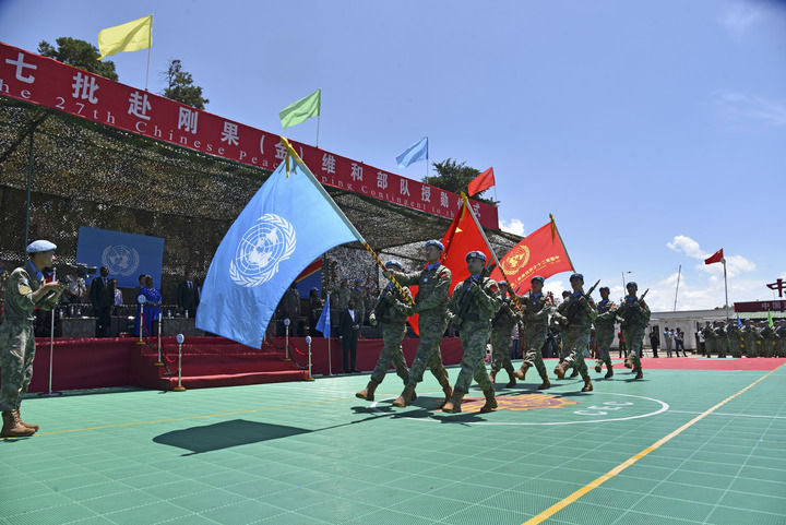 2024年4月9日，在剛果（金）南基伍省布卡武市的中國(guó)半島營(yíng)區(qū)，中國(guó)第27批赴剛果（金）維和部隊(duì)官兵被授予聯(lián)合國(guó)“和平勛章”。新華社發(fā)（中國(guó)第27批赴剛果（金）維和部隊(duì)供圖）