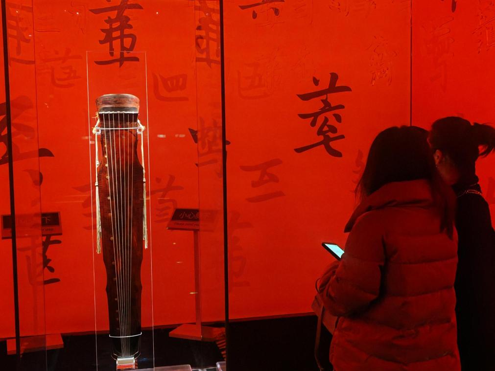 近日，在浙江省博物館之江館區(qū)，故宮博物館收藏的唐“大圣遺音”琴在“‘故宮·茶世界’觀茶——茶文化精品展”展出。新華社記者 馮源 攝