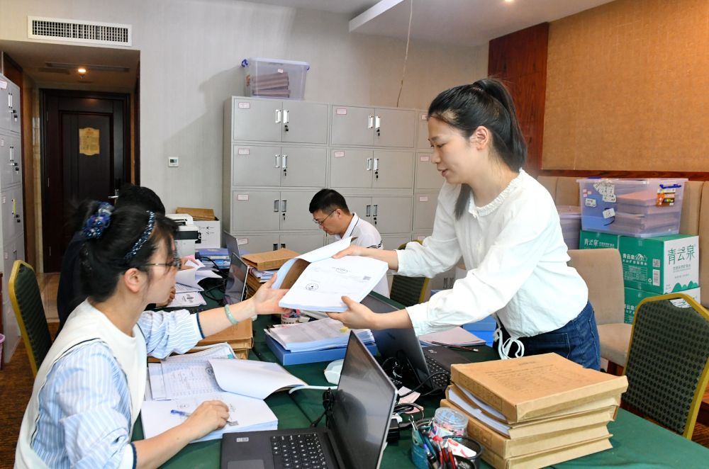 福州市委巡察機構對全市法院系統(tǒng)開展提級聯(lián)動交叉巡察。在永泰縣駐地，巡察組工作人員查看財務憑證（2024年5月21日攝）。新華社記者 林善傳 攝
