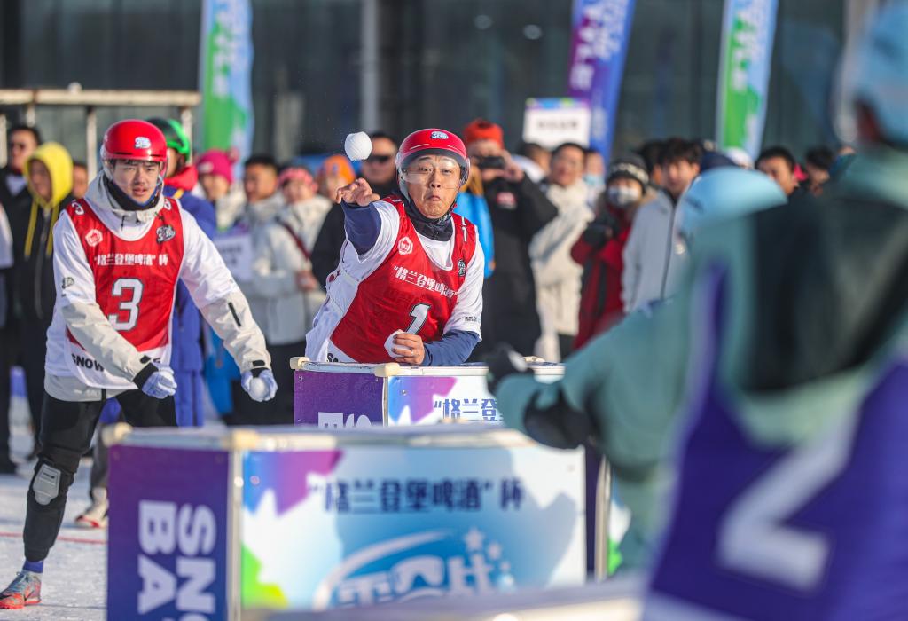 2024年12月30日，選手在“2024—2025遼寧省全民雪合戰(zhàn)冠軍賽”中“打雪仗”。新華社記者 潘昱龍 攝