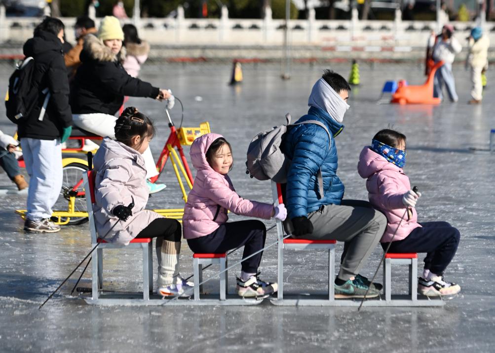2025年1月19日，在北京什剎海冰場，小朋友和家長一起體驗冰上運動。新華社記者 張晨霖 攝