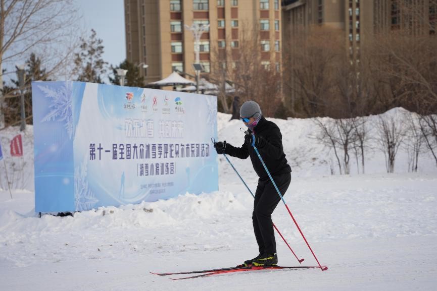 在呼倫貝爾，滑雪愛(ài)好者在城市越野滑雪公園內(nèi)滑雪。人民網(wǎng)記者 苗陽(yáng)攝